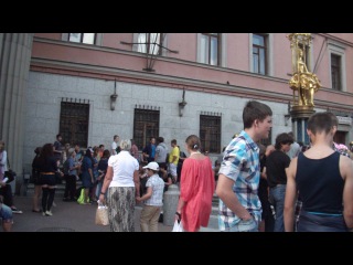 walking along the old arbat)